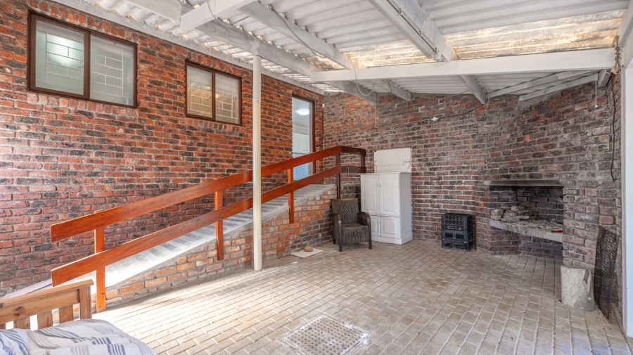 To Let 5 Bedroom Property for Rent in Struisbaai Western Cape